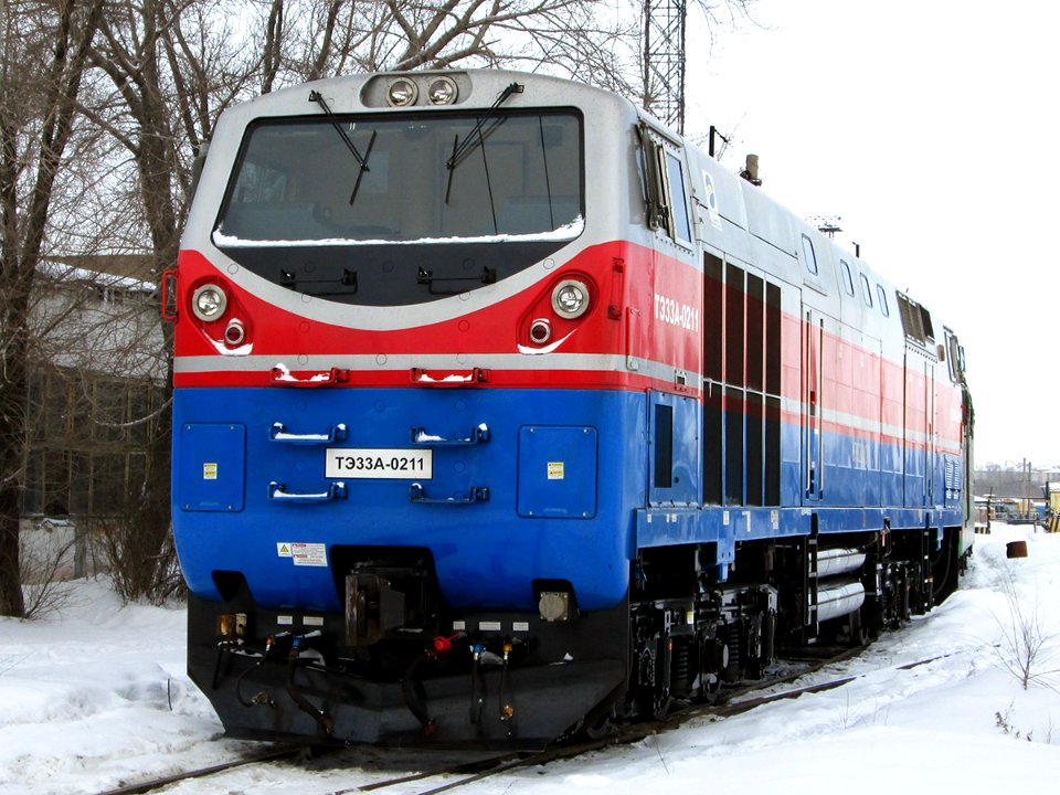 ТЭ33А-0211,_Kazakhstan,_Karaganda_region,_Karaganda_depot_(Trainpix_121799)