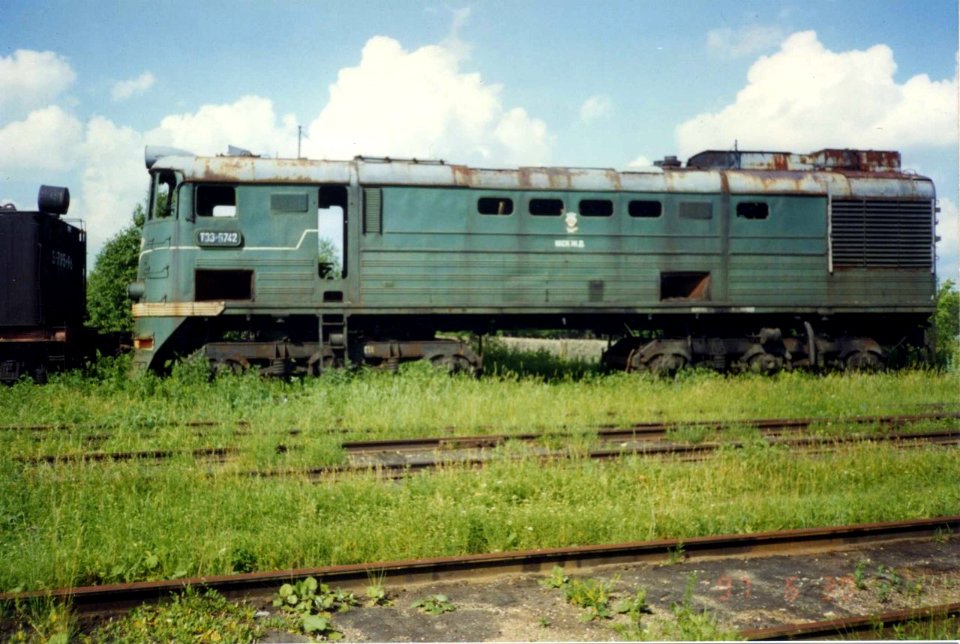 ТЭ3-5742,_Россия,_Орловская_область,_база_запаса_Верховье_(Trainpix_148725)