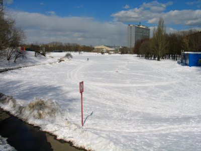 МГДД(Ю)Т_замёрзший_пруд_и_лыжник_2018-03-29