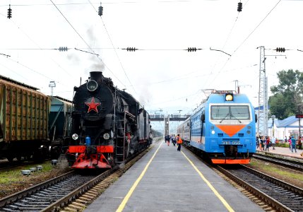 Л-4253_и_ЭП1П-056,_Russia,_Irkutsk_region,_Slyudyanka-I_station_(Trainpix_171808)