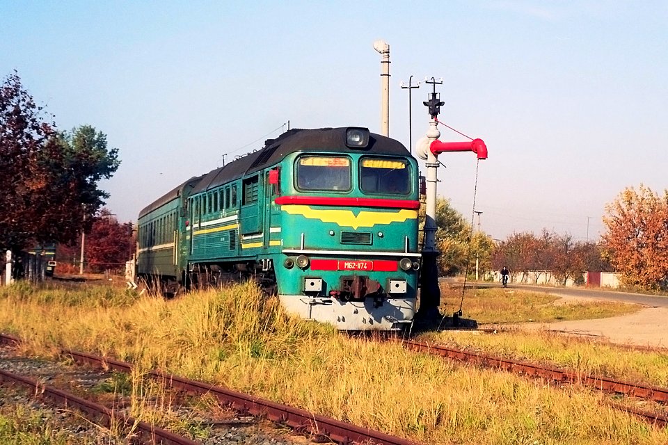 М62-1174,_Belarus,_Brest_region,_Yanov-Polesskiy_station_(Trainpix_147655)