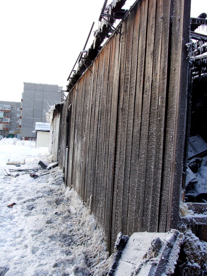 Павильон_на_ул._Советской,_Коряжма._Сгорел_23.12.2010_(1)