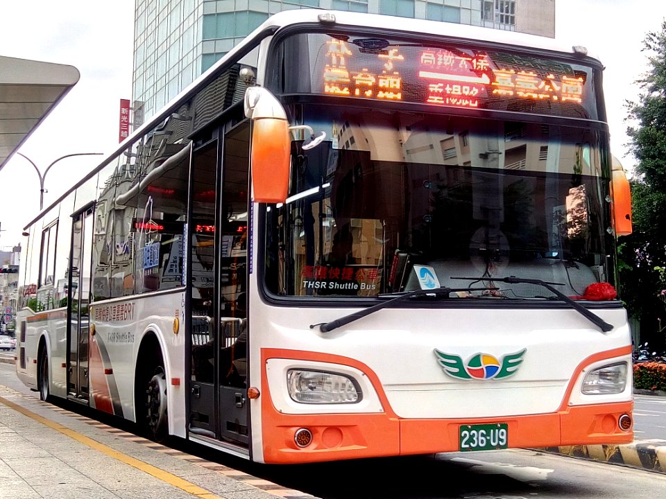 嘉義公車捷運車輛236-U9於新光三越遠東站20180610