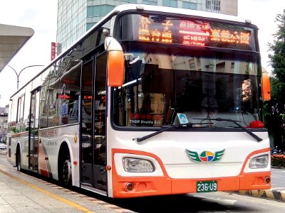 嘉義公車捷運車輛236-U9於新光三越遠東站20180610