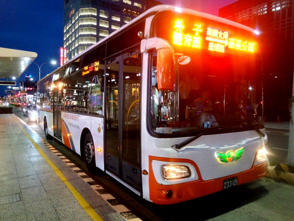 嘉義公車捷運233-U9停靠於新光三越遠東站20180705