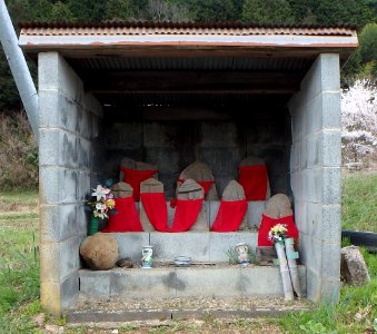 兵庫県豊岡市但東町赤花（日場バス停近接）の地蔵堂