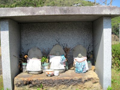 兵庫県豊岡市出石町百合（国道426号近接）の地蔵堂