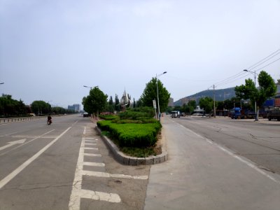 东平县城城南的Y形岔路口
