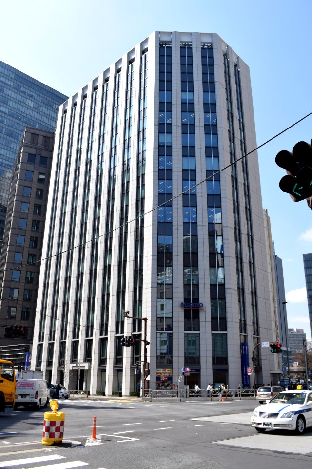 „Toranomon_Seiwa_Building”_te_Toranomon_1-chōme_waar_een_filiaal_van_Mizuho_Bank_in_gevestigd_is,_gezien_naar_het_westzuidwesten,_-12_maart_2019