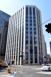 „Toranomon_Seiwa_Building”_te_Toranomon_1-chōme_waar_een_filiaal_van_Mizuho_Bank_in_gevestigd_is,_gezien_naar_het_westzuidwesten,_-12_maart_2019