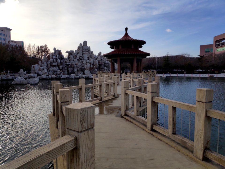 鸿德湖南的桥
