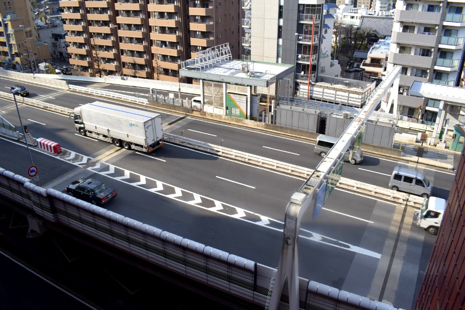 首都高3号渋谷線_seen_from_9th_floor_of_Kowa_Nishi-Azabu_Bldg