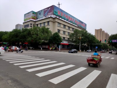 龙山大街与东山路交汇处