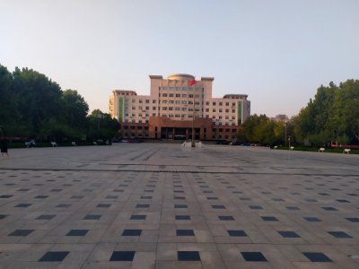 潍坊学院行政楼和世纪风广场