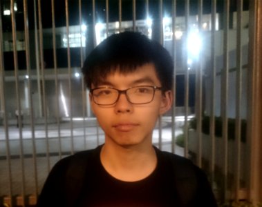黃之鋒喺公民廣場前面