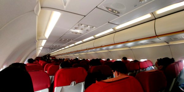 香港航空飛往海南三亞的航班的乘客們坐滿飛機 photo