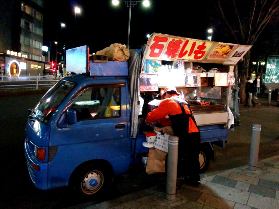 石焼き芋_truck_in_Harajuku