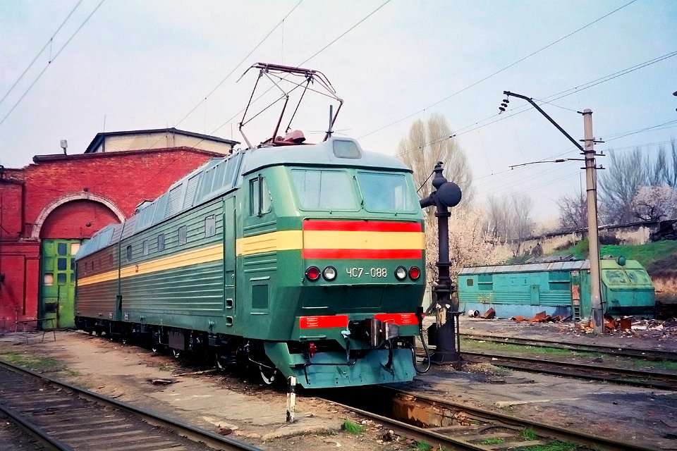 ЧС7-088,_Украина,_Запорожская_область,_Запорожский_электровозоремонтный_завод_(Trainpix_147086)
