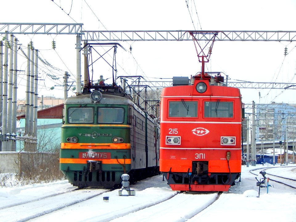 ЭП1-215_и_ВЛ10У-175,_Россия,_Самарская_область,_станция_Сызрань_(Trainpix_216829)