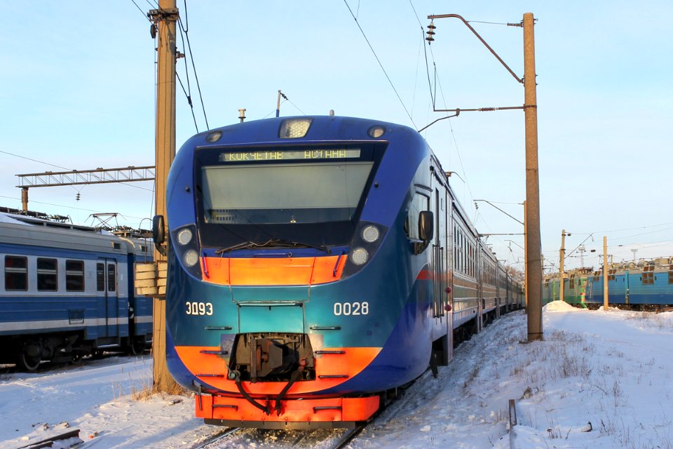 ЭД9Э-0028,_Казахстан,_Карагандинская_область,_депо_Караганда-Сортировочная_(Trainpix_151127)