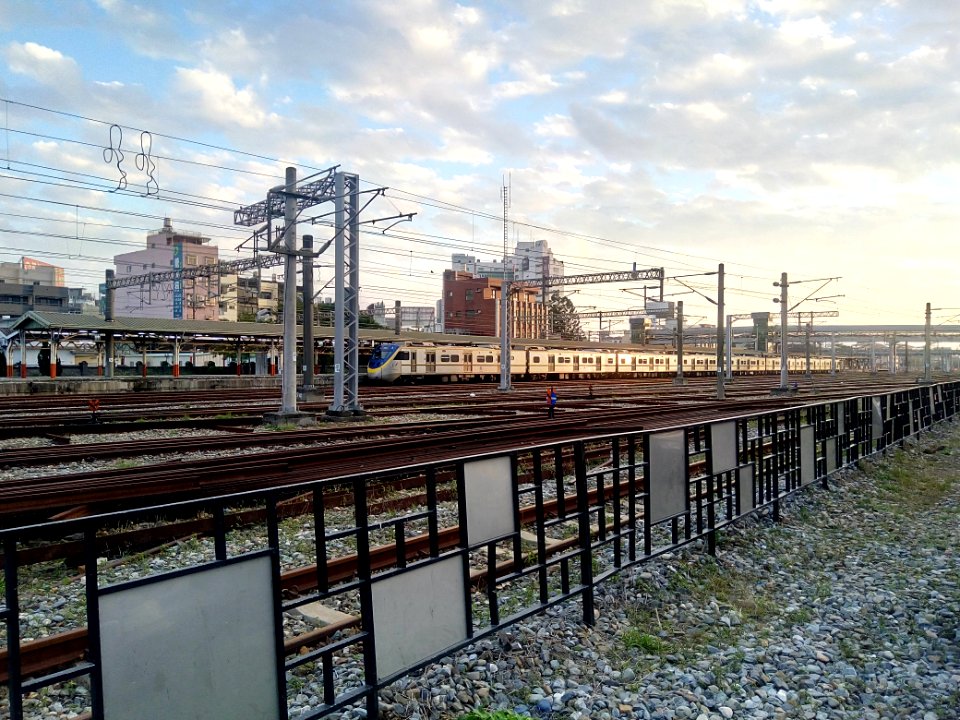 從嘉義鐵道藝術村看向嘉義車站月台與台鐵EMU800型電聯車一景