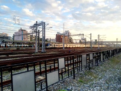 從嘉義鐵道藝術村看向嘉義車站月台與台鐵EMU800型電聯車一景 photo