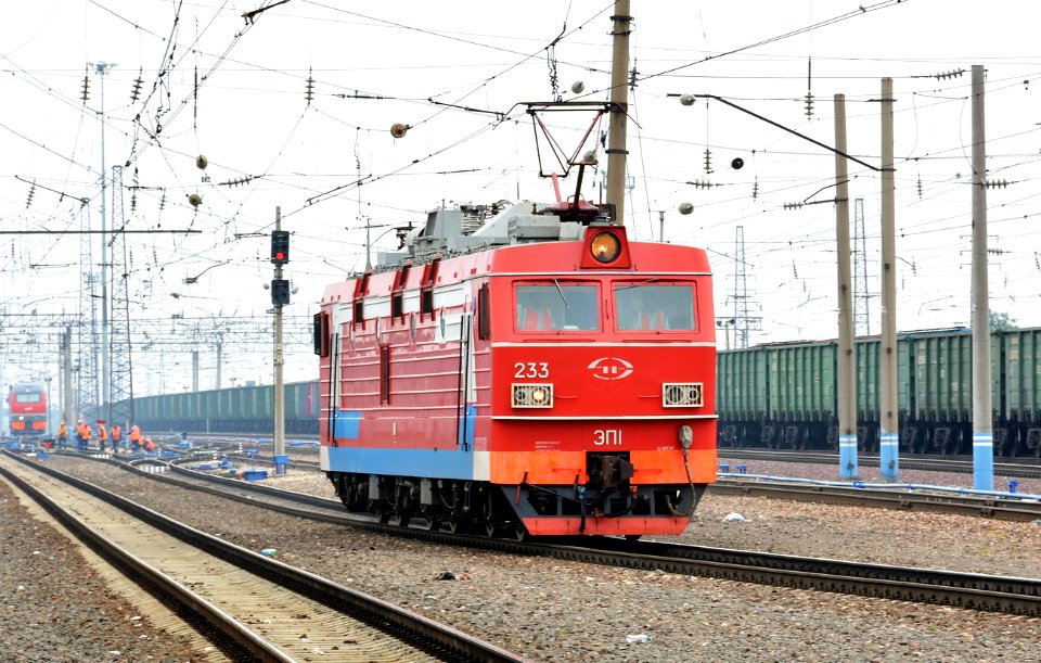 ЭП1-233,_Россия,_Кемеровская_область,_станция_Мариинск_(Trainpix_171988)