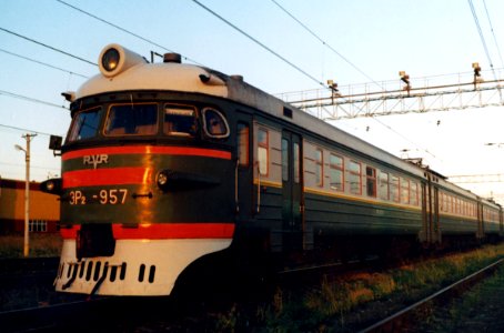 ЭР2-957,_Россия,_Санкт-Петербург,_депо_Санкт-Петербург-Московское_(Металлострой)_(Trainpix_181590)