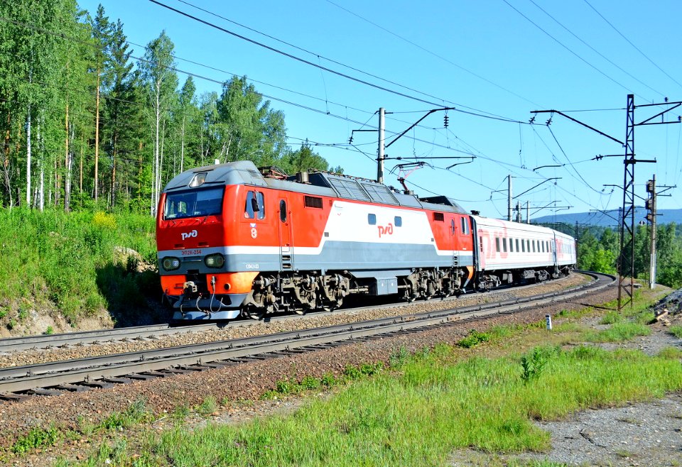 ЭП2К-254,_Russia,_Chelyabinsk_region,_Khrebet_station_(Trainpix_166827)