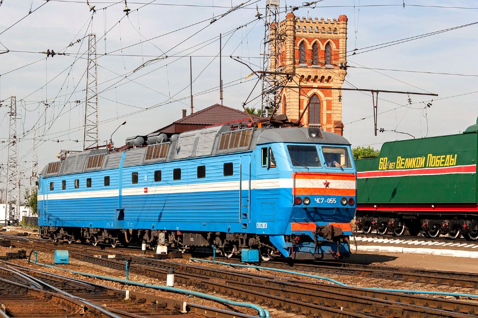 ЧС7-055,_Россия,_Москва,_станция_Москва-Пассажирская-Смоленская_(Trainpix_210534)