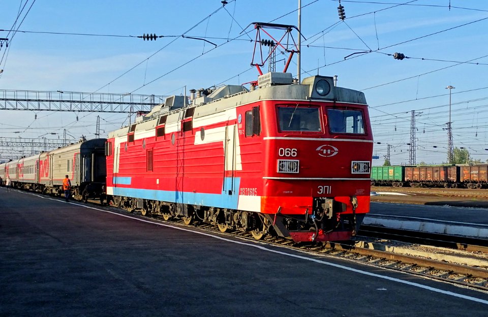 ЭП1-066,_Россия,_Иркутская_область,_станция_Зима_(Trainpix_138827)