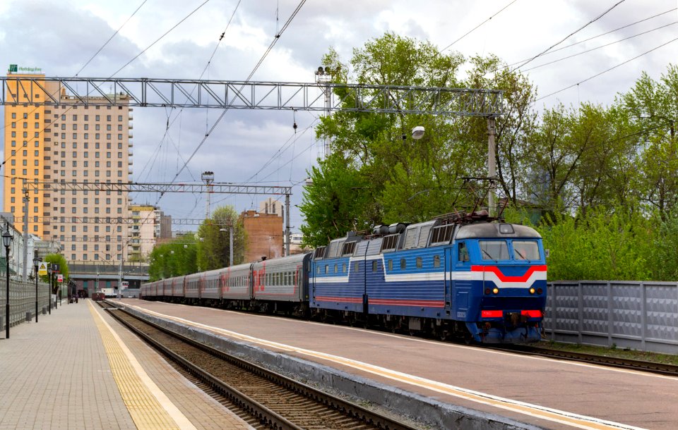 ЧС7-013,_Russia,_Moscow,_Moskva-Rizhskaya_station_(Trainpix_199289)