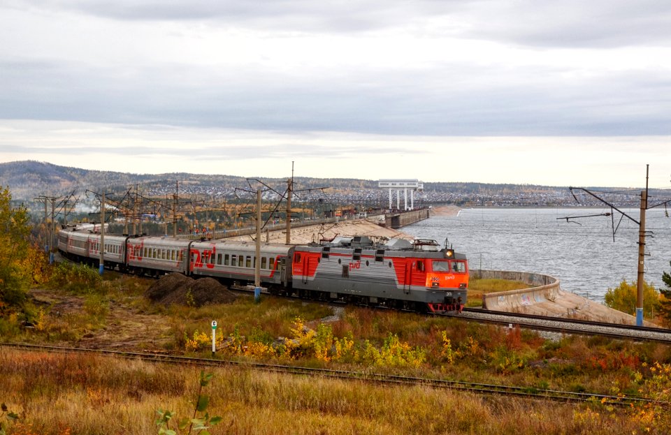 ЭП1-036,_Russia,_Irkutsk_region,_Gidrostroitel_-_Padunskiye_Porogi_strech_(Trainpix_216904)