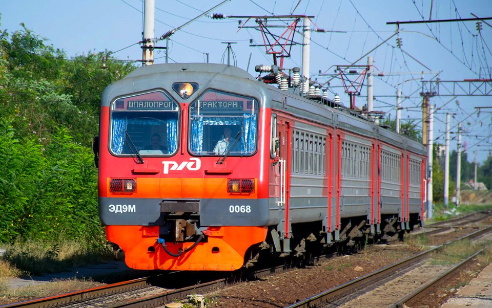 ЭД9М-0068,_Russia,_Volgograd_region,_Sarepta_station_(Trainpix_204238)