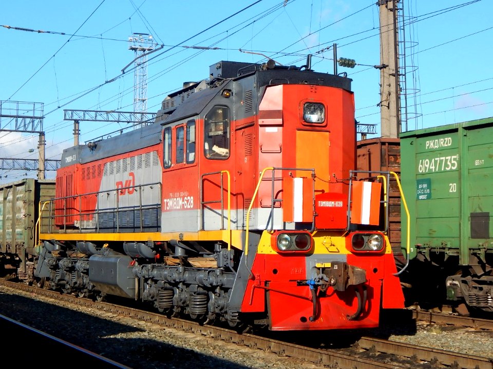ТЭМ18ДМ-628,_Russia,_Samara_region,_Oktyabrsk_station_(Trainpix_178317)