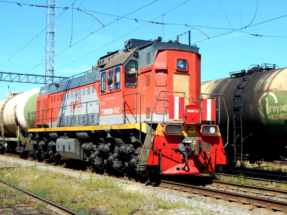 ТЭМ18ДМ-742,_Russia,_Samara_region,_Oktyabrsk_station_(Trainpix_204911)
