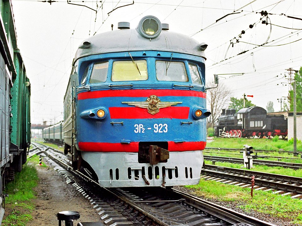 ЭР2-923,_Russia,_Belgorod_region,_Belgorod_station_(Trainpix_198301)
