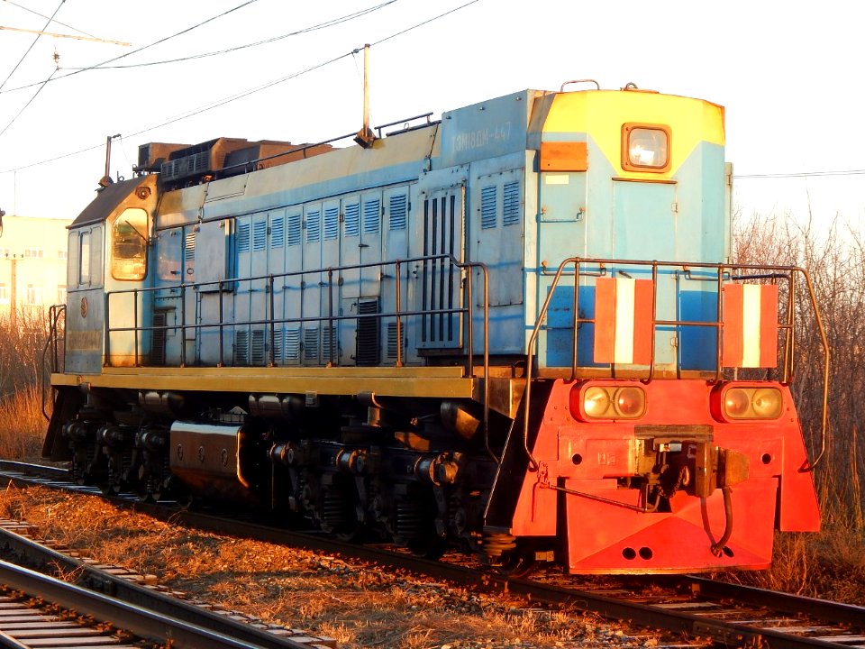ТЭМ18ДМ-447,_Russia,_Samara_region,_Oktyabrsk_station_(Trainpix_192216)