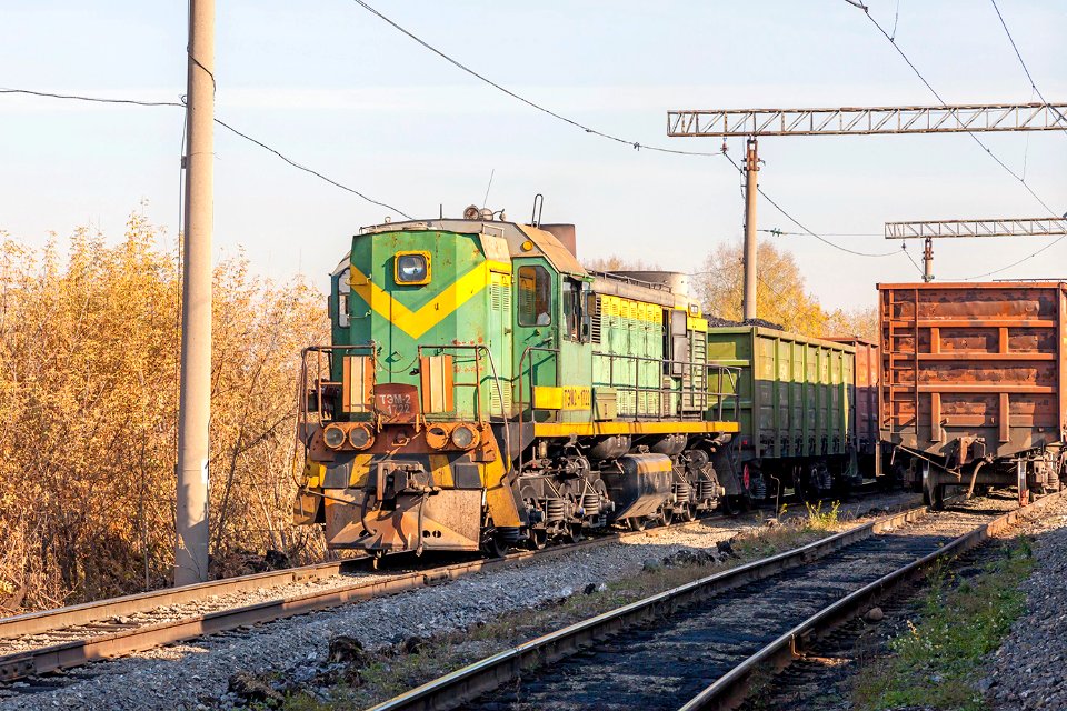 ТЭМ2-1722,_Russia,_Kemerovo_region,_Krasnobrodskiy_coal_strip_mine,_Ugolnaya_station_(Trainpix_187605)