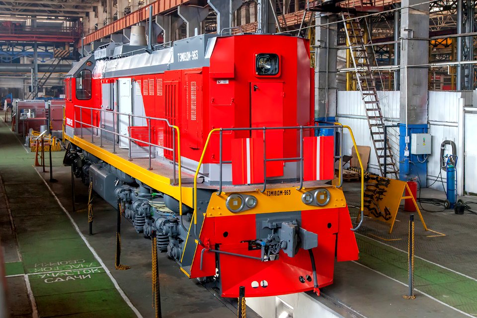 ТЭМ18ДМ-963,_Russia,_Bryansk_region,_Bryansk_Engineering_Plant_(Trainpix_161521)