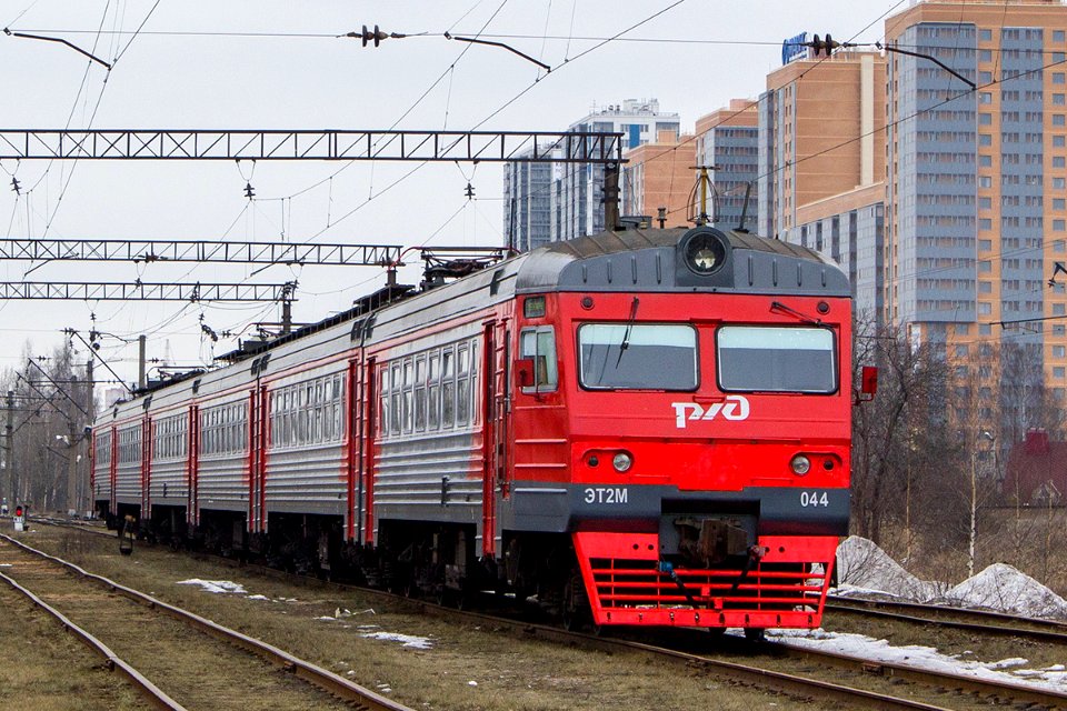 ЭТ2М-053,_Россия,_Ленинградская_область,_станция_Девяткино_(Trainpix_157624)