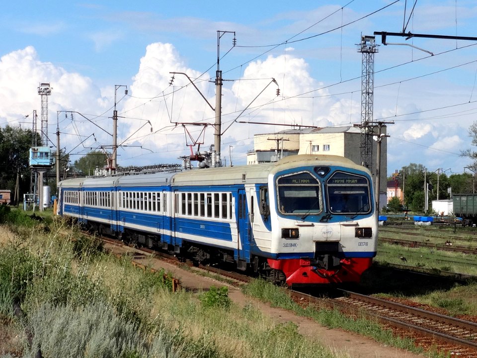 ЭД9МК-0076,_Kazakhstan,_Karaganda_region,_Karaganda-Sorting_station_(Trainpix_138127)