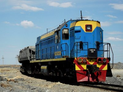 ТЭМ2УМ-892,_Казахстан,_Карагандинская_область,_АО_"Шубарколь_комир",_карьер_(Trainpix_30095)