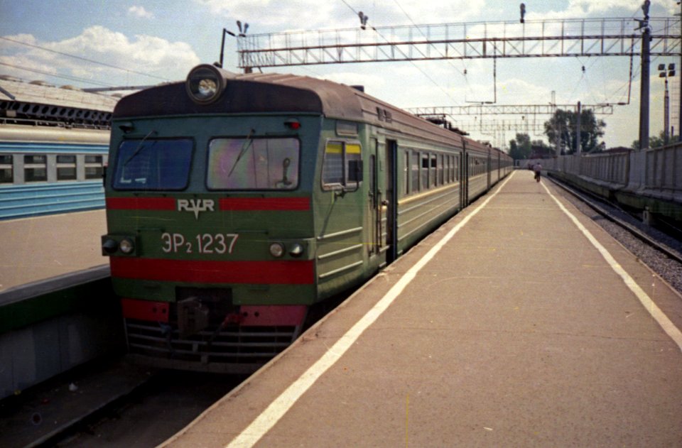 ЭР2-8005,_Россия,_Санкт-Петербург,_станция_Санкт-Петербург-Главный_(Trainpix_216284)