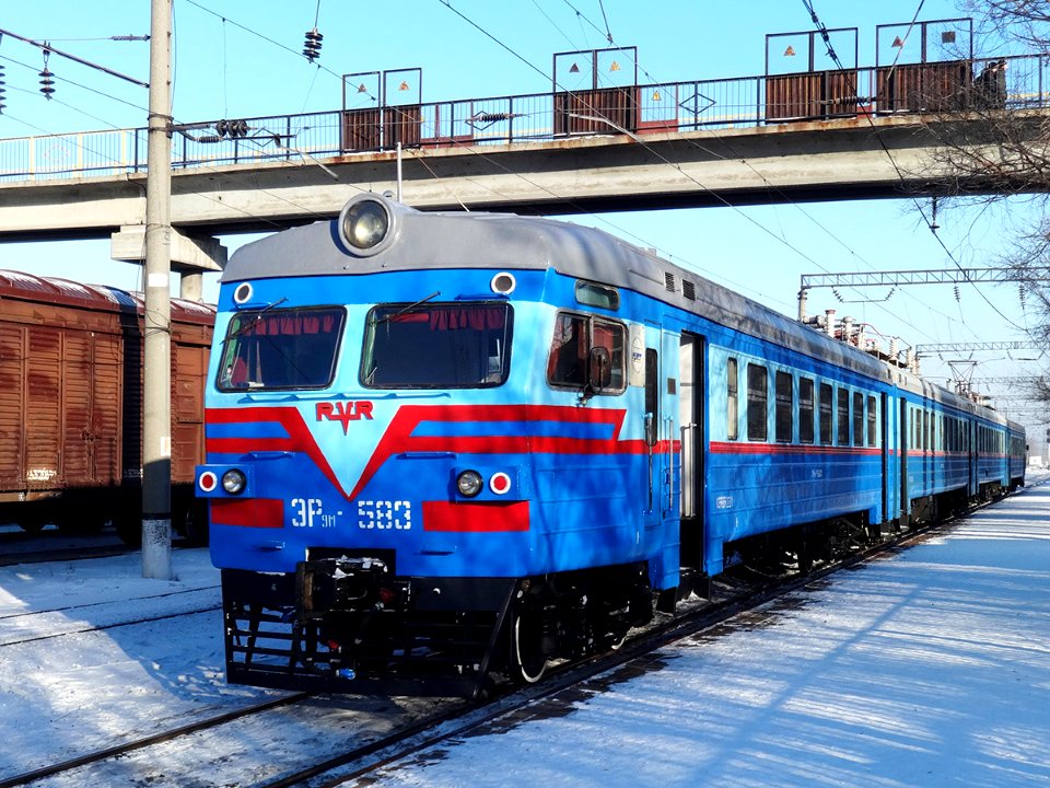 ЭР9М-583,_Kazakhstan,_Karaganda_region,_Karaganda-Sorting_station_(Trainpix_119100)