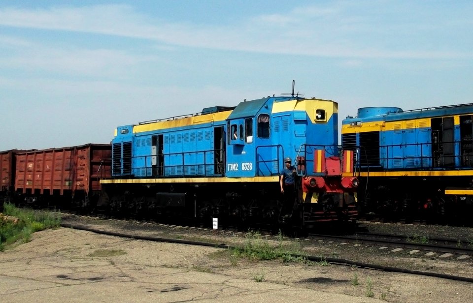 ТЭМ2У-8328,_Казахстан,_Карагандинская_область,_станция_Драмтеатр_КПТУ_УД_АО_"Арселор_Миттал_Темиртау"_(Trainpix_33361)