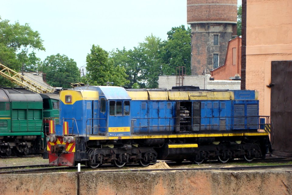 ТЭМ2М-192,_Украина,_Харьковская_область,_депо_Основа_(Trainpix_47654)