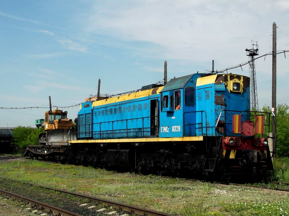 ТЭМ2У-8328,_Казахстан,_Карагандинская_область,_депо_КПТУ_(Trainpix_66609)