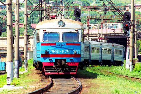 ЭР9Т-679,_Russia,_Saratov_region,_Saratov-II_-_Saratov-I-Passenger_stretch_(Trainpix_160308)