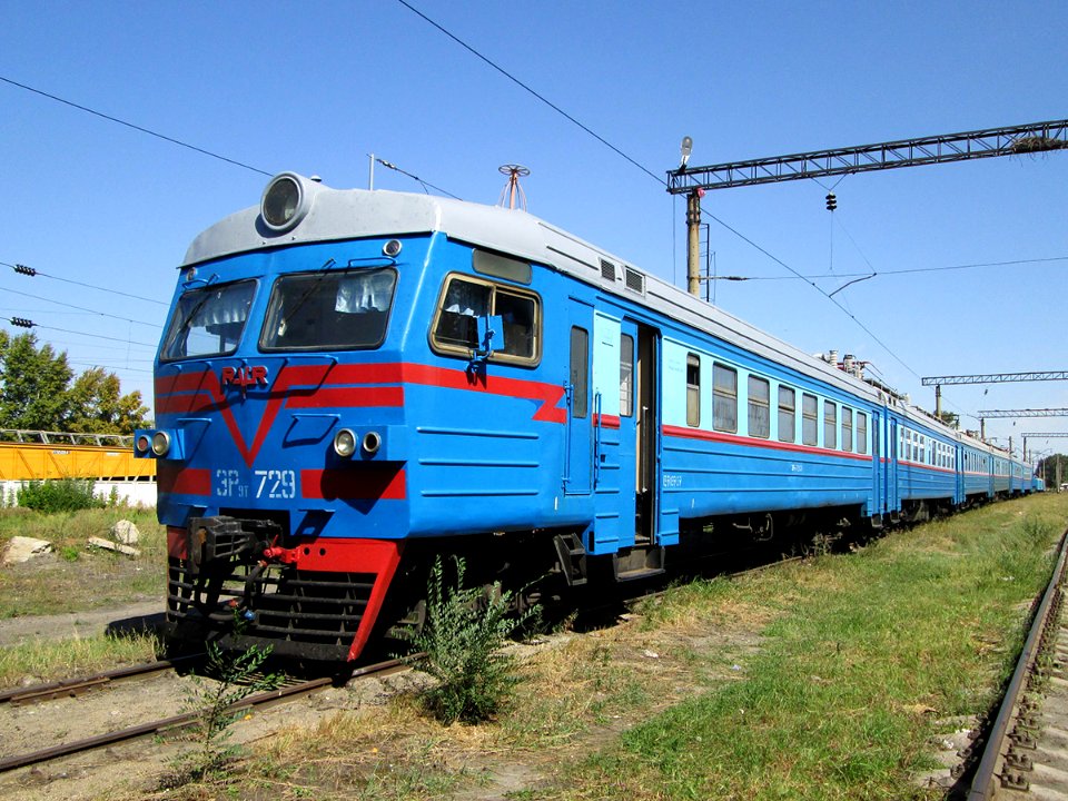ЭР9Т-729,_Kazakhstan,_Karaganda_region,_Karaganda_depot_(Trainpix_140103)